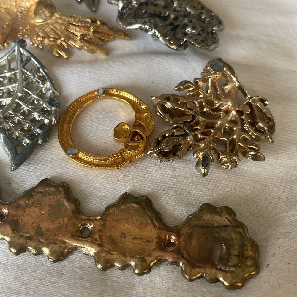 Elegant Gold and Silver Brooch’s for Repair - Picture 3 of 4